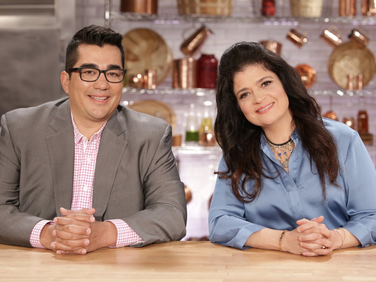 FoodNetwork's tweet image. It's an all-Iron Chef panel with @ChefJoseGarces and @Guarnaschelli judging #CooksVsCons, tonight @ 10|9c!