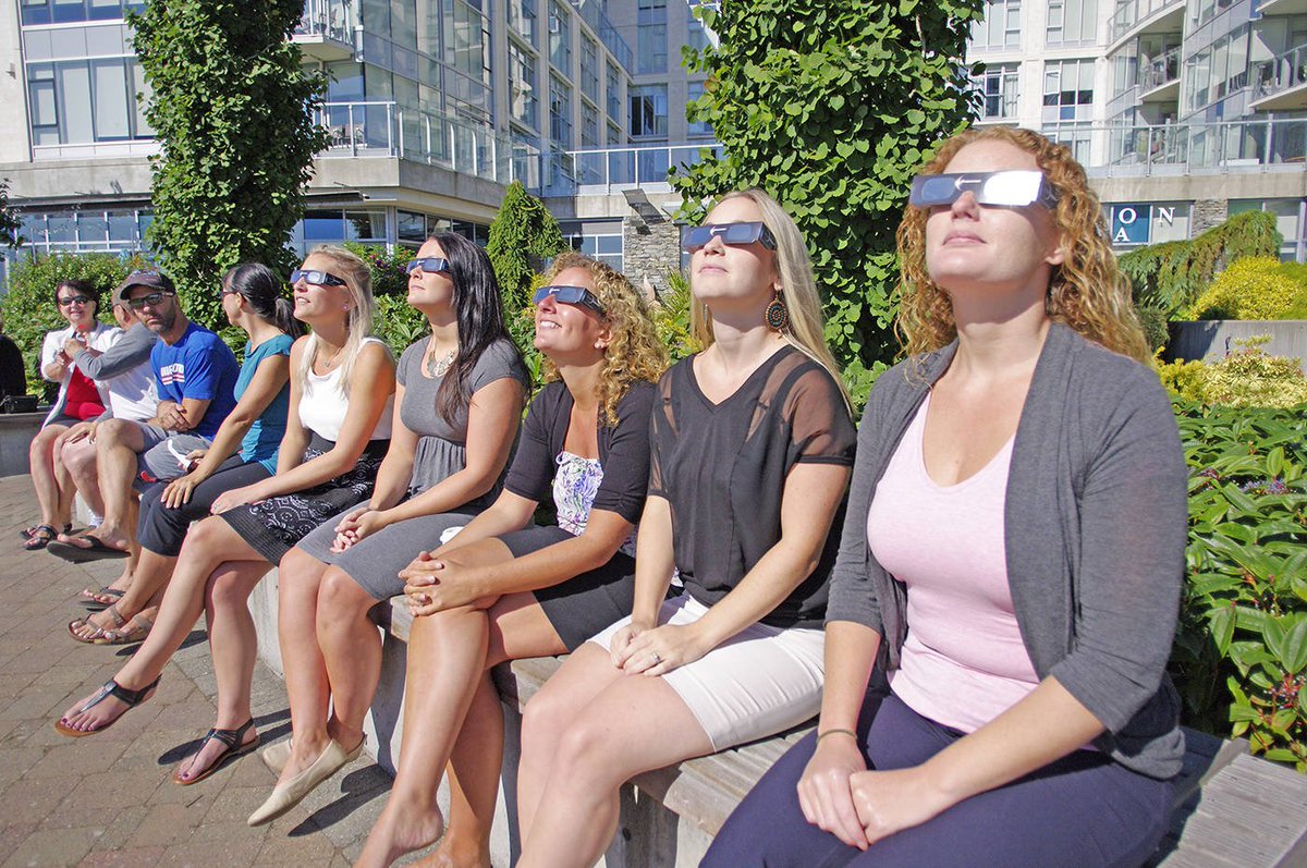 Hundreds gather at Sidney’s waterfront to witness rare solar eclipse dlvr.it/Pgd9h0 #yyj https://t.co/WL4GlnKWmy