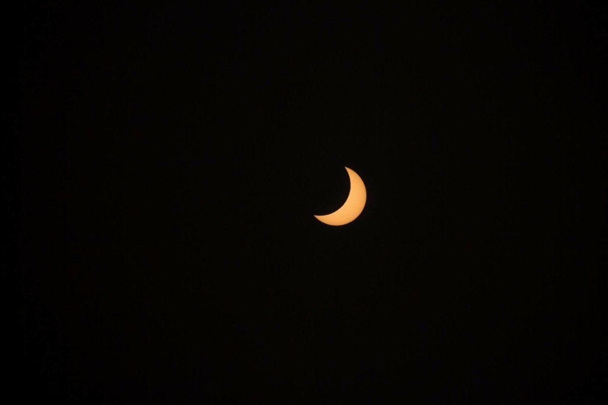 larissinla's tweet photo. Cloudless #EclipseDay here in #LosAngeles. The last time we all gathered on the roofs at @usc @KeckMedUSC was for the #Endeavor flyover! https://t.co/El4vBcgfVw