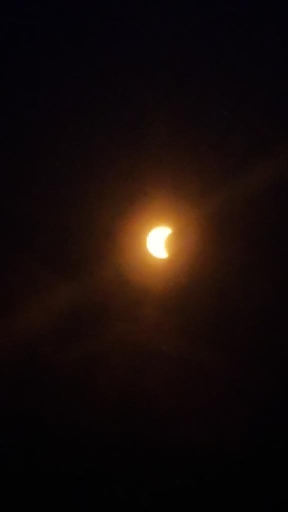 lakemaryphysics's tweet photo. Picture courtesy of Becca DeSanto taken with her phone covered by eclipse glasses https://t.co/tzy71y1YYA