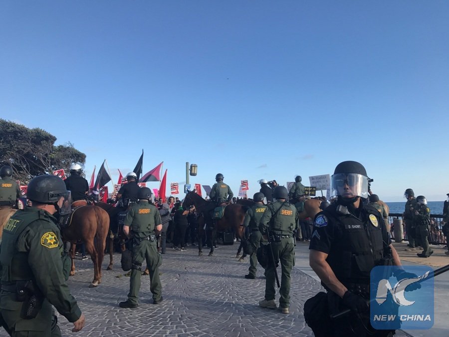 XHNews's tweet image. Rally opposing illegal immigration met with counter-protest against fascism in U.S. state of California xhne.ws/KfX51