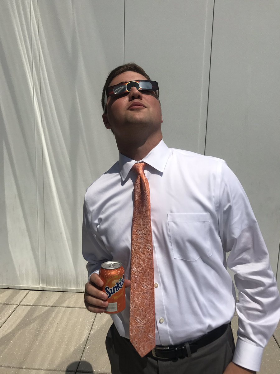 SunsetJosh1's tweet photo. Taking a break from Sunsets to enjoy this once in a lifetime experience. Shoutout to @Sunkist for the new Sponsorship! #eclipse #itslit #pun https://t.co/csyGAgeS1I