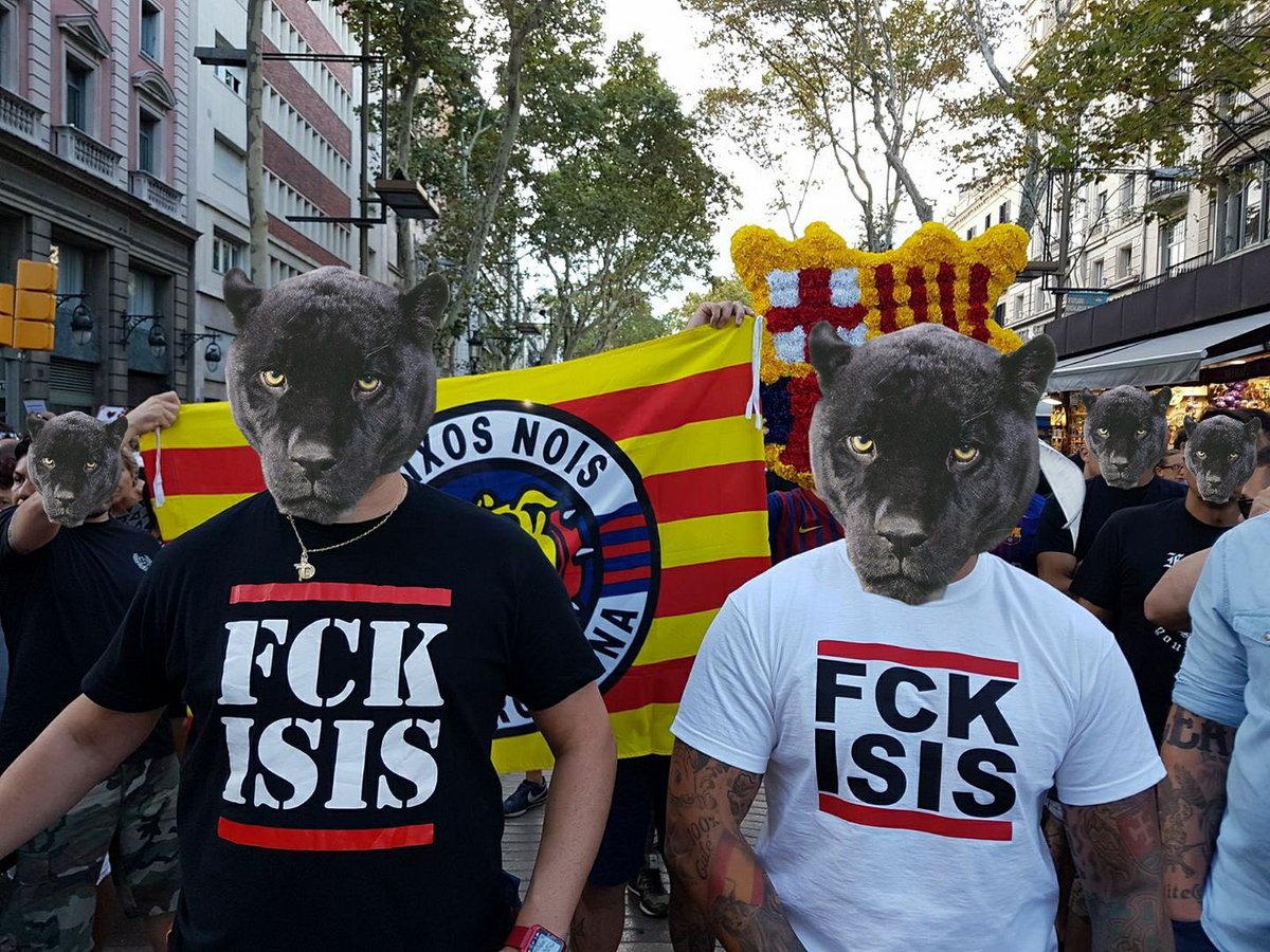 EuroHooligans's tweet image. Foto de #BoixosNois mostrando camisetas con el lema en contra del grupo terrorista ISIS, la policía lo prohibe y los multa #NiUnPasoAtras