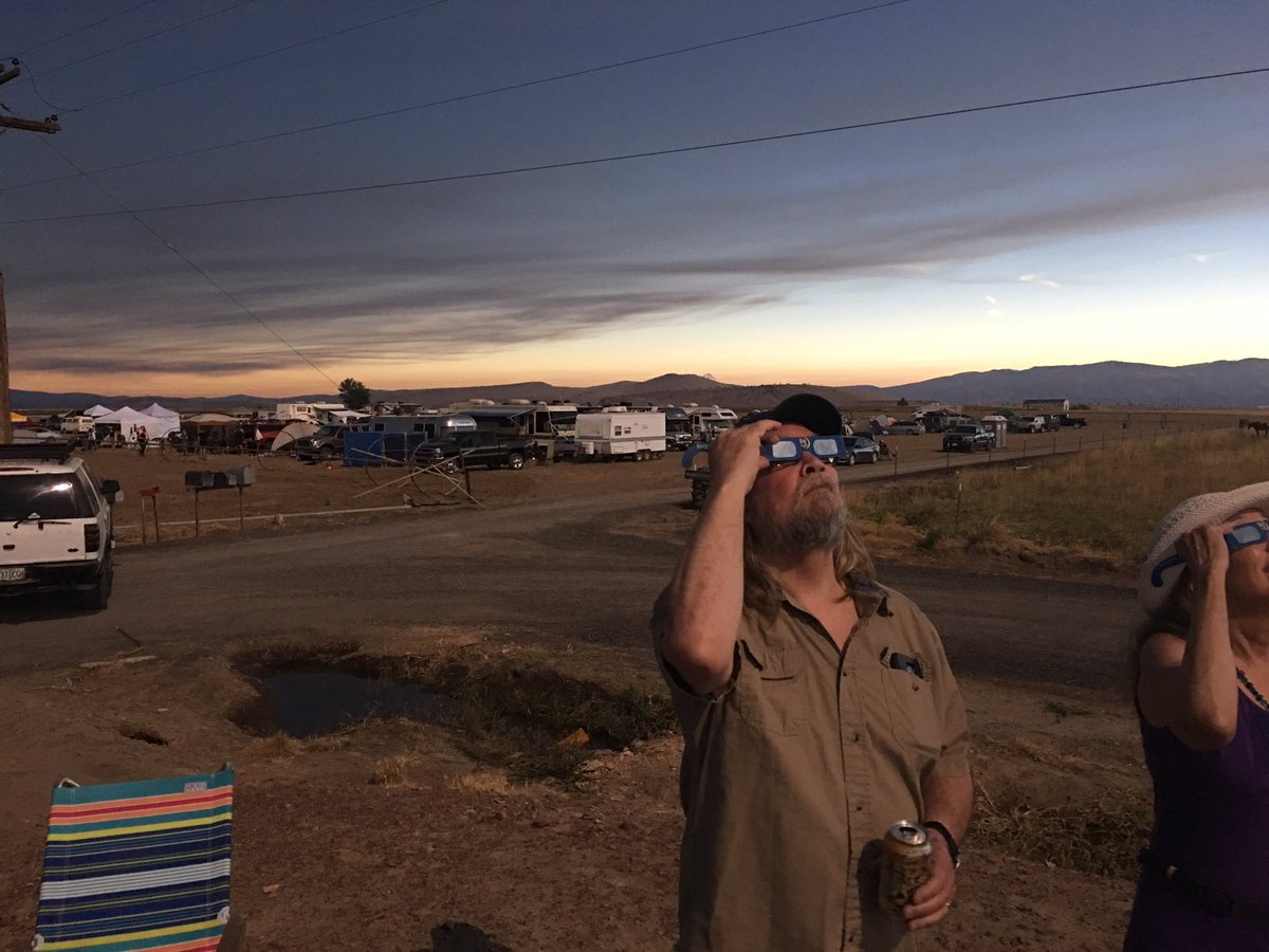 Buffalowing's tweet photo. An appropriate post #eclispe2017 beer @fremontbrewing @DennyConn1 https://t.co/sysQxo4Apl