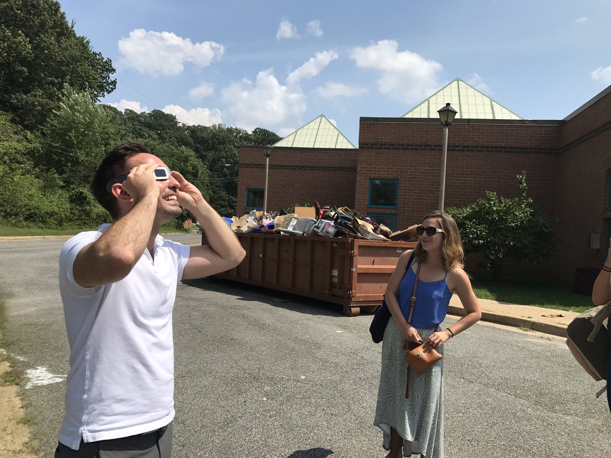 SciFord_GMS's tweet photo. Science in the summer! Watching the solar eclipse at Gunston MS! @APSscience @APSGunston #Eclipse2017 https://t.co/spOUrnD5HQ