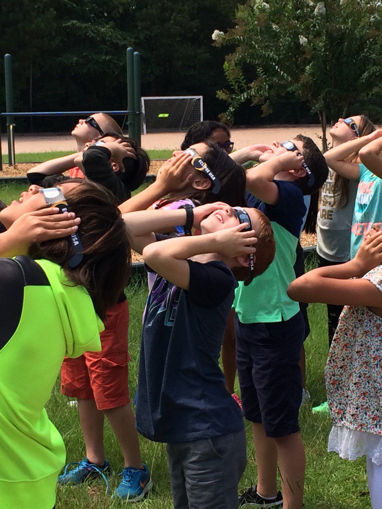 laetatia's tweet photo. Powell 4th graders are seeing the All American Eclipse!  Ooo's and ahhh's heard everywhere!@PowellCISD https://t.co/WpwPkb7Ol7