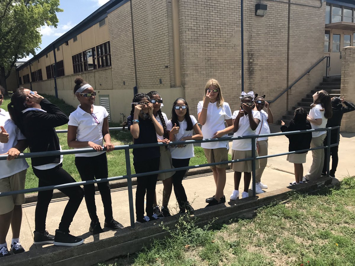 mrsdyerteaches's tweet photo. #SolarEclipse2017 #eclipse2017 @AISD_Science @aisd #sunmoonearth @Google @UCBerkeley #astronomerswithoutborders #citizenscience https://t.co/xzqtB8QyIj