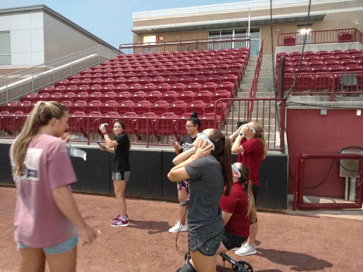 GamecockSoftbll's tweet photo. #Eclipse2017 with the #Gamecocks #GamecockSB https://t.co/RAyQxWHnkK
