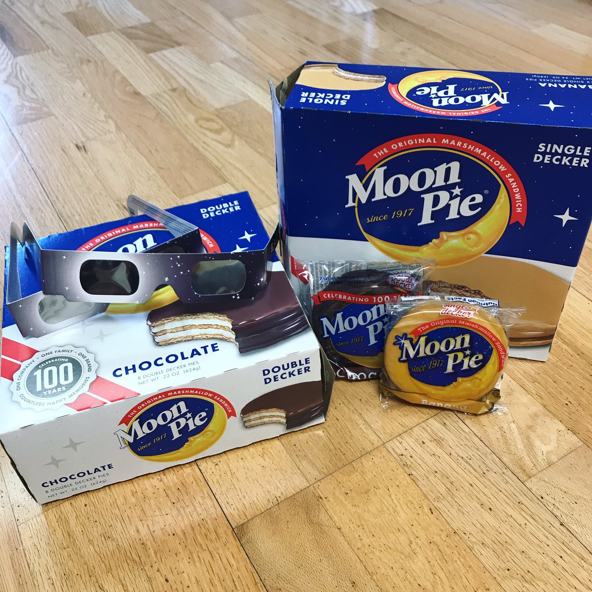 live_i_say's tweet photo. I'm ready for you #Eclipe2017 !! @MoonPie #EclipseDay #EclipseParty #TotalEclipseOfTheHeart https://t.co/Z0B8P5TMXz