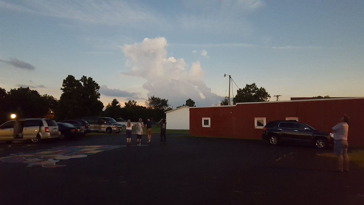 ekoprucki's tweet photo. Twilight in daytime - insects singing, streetlights came on...#AdlerEclipseWatch #Eclipse2017 https://t.co/I4jatgktCH