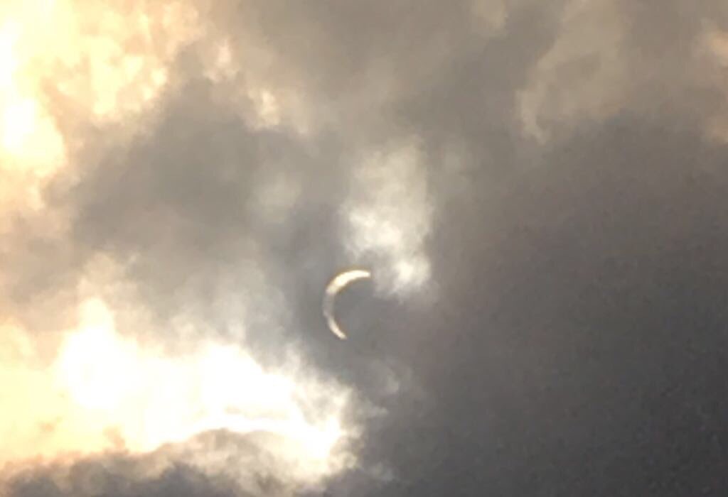 EugeneKRobinson's tweet photo. #wcncEclipse the street pole turns on and off, weird. @Charlotte2day https://t.co/0ueLb1w70b