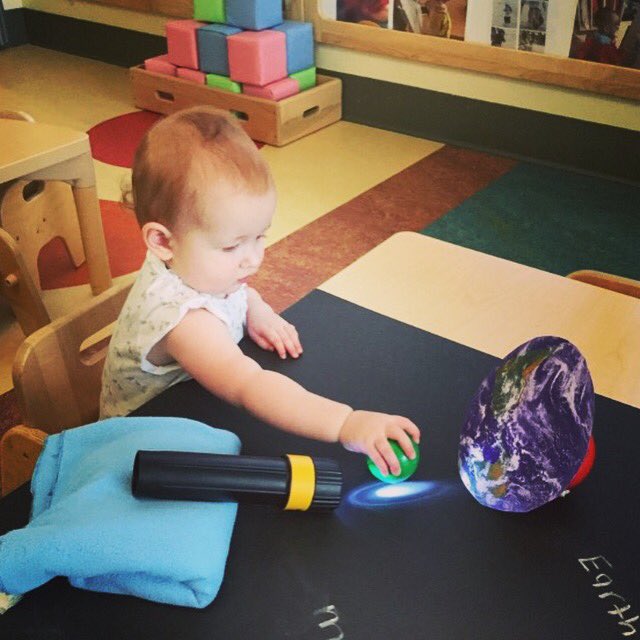 Eric_C_Sims's tweet photo. My daughter explaining to me what the hell just happened. #eclipse2017 #babygenius https://t.co/jpMRPY360A