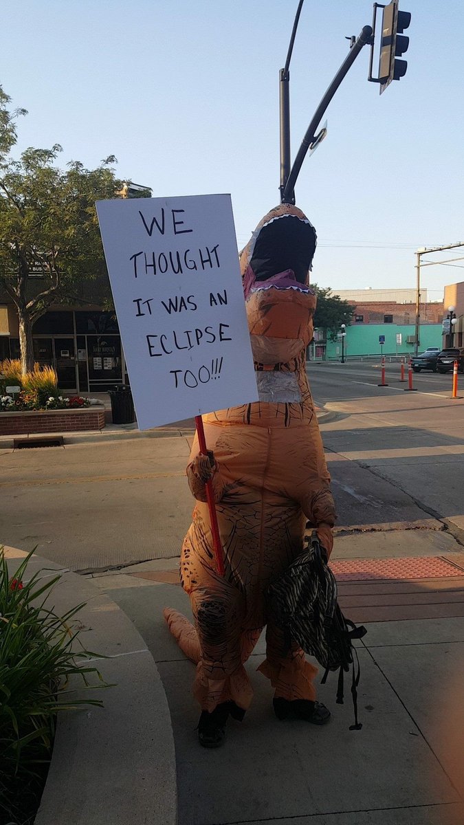 SueDebski's tweet photo. #SolarEclispe2017 #EclipseSolar2017 #EndOfTheWorld #lol #dinosaurs #EclipseTODAY https://t.co/2pzTdgE03O