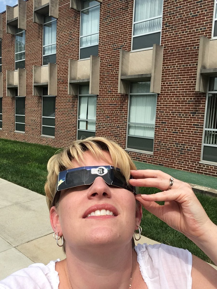 MelanieVallone's tweet photo. #SolarEclipse2017 https://t.co/ZwlCijtfLJ