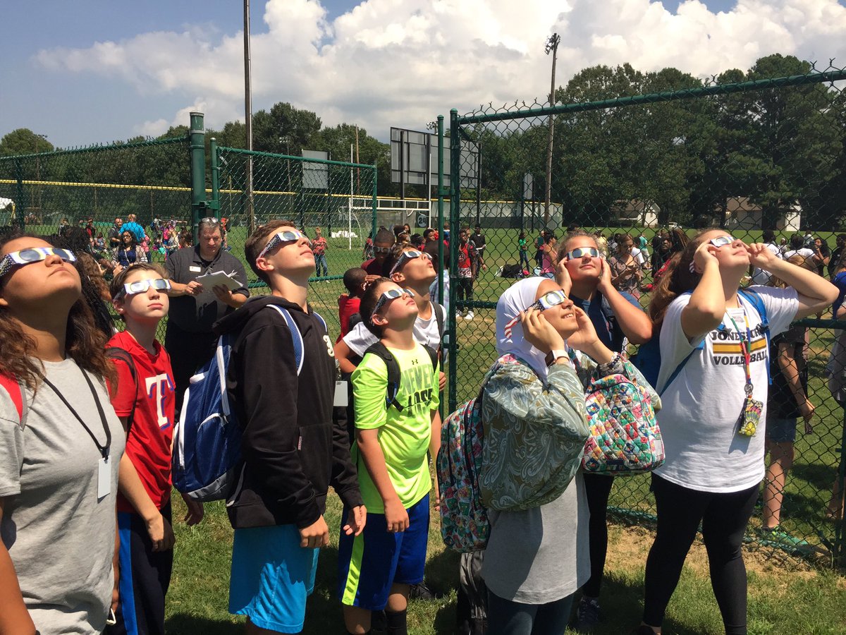 JPSHurricane's tweet photo. #JPSEclipseWatch from @ACWhirlwinds today! #GreatAmericanEclipse #SolarEclipse2017 #CaneClassroom @ryanvaughan https://t.co/ZFFyFop7Zy