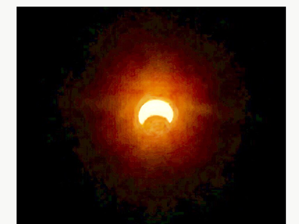 Jyunsiah's tweet photo. Cool eclipse where I live so cool https://t.co/gtM1p66Dla
