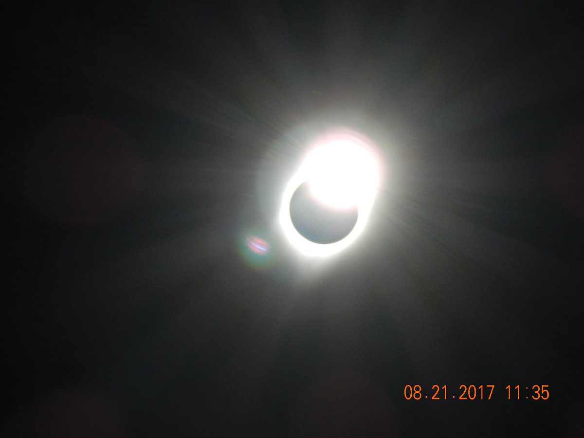 justj777's tweet photo. I saw RAB today during #SolarEclipse2017 totality! Regulus is in the corona of the sun! @jk_rowling https://t.co/2EUuabJ3uu