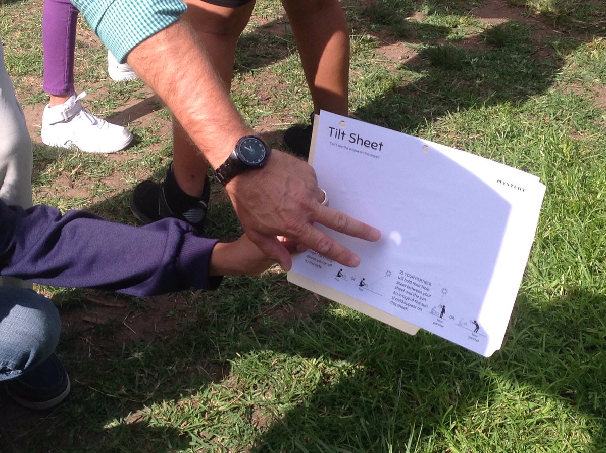 JMS students learning  about the eclipse through a first hand experience.  <a href="/FBalanon/">Frank Balanon</a> @osidedeputy <a href="/OUSDPromise/">Oceanside Unified</a>