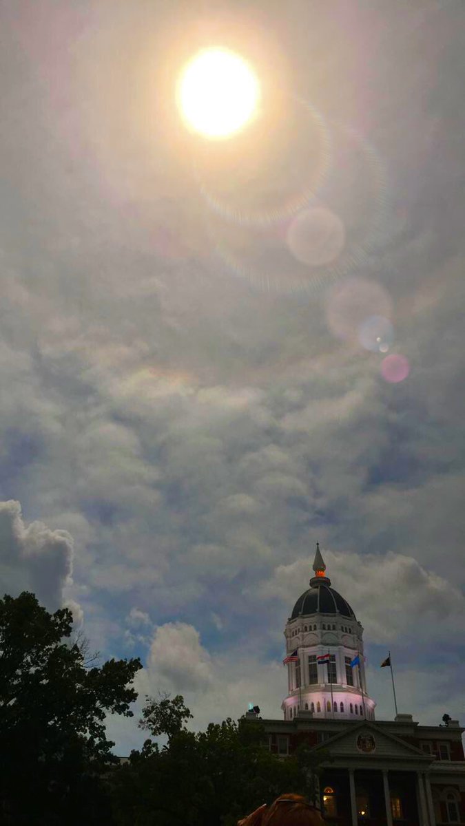 TDorow10's tweet photo. The coolest photo I got of the #EclipseAtMU #SolarEclipse2017 right before totality hit. https://t.co/zNpl8fDzbN