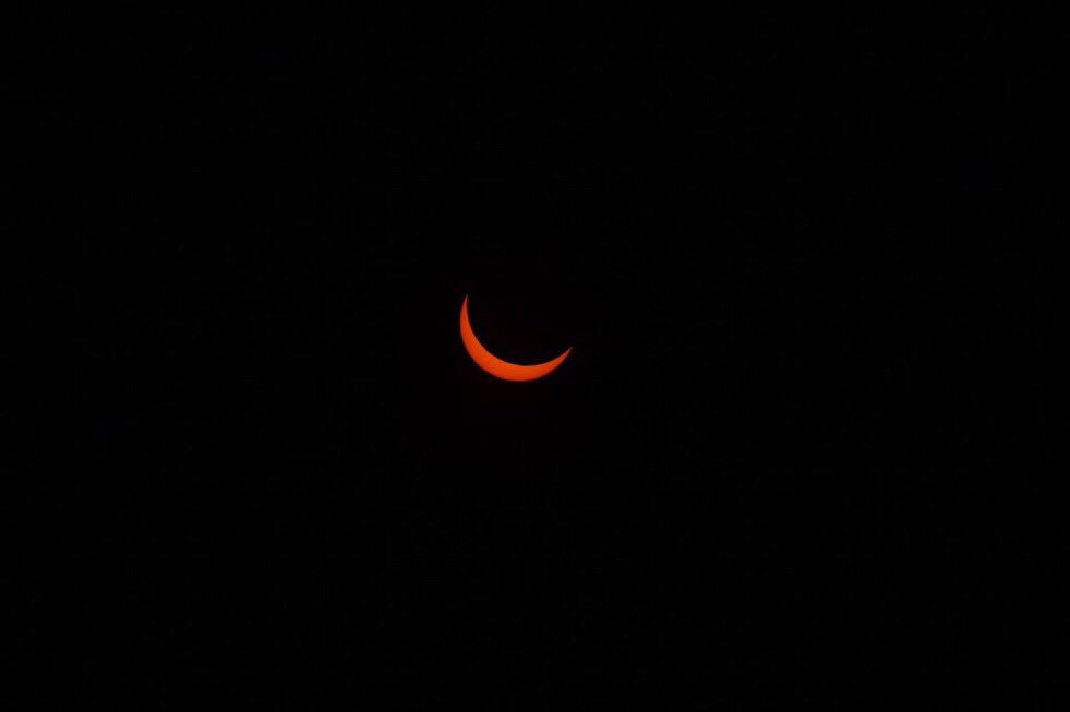 bellumcreative's tweet photo. Eclipse (noun) : an obscuring of the light from one celestial body by the passage of another || photo by @sandtrapper #Eclipse2017 https://t.co/TTDGPMaUue