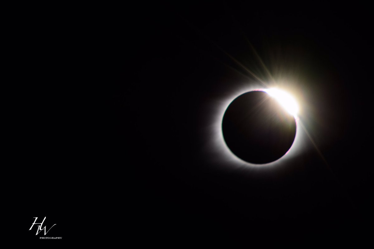 Hvward's tweet photo. #Eclipse2017 #totality over Lake Fontana, NC. Caught the beautiful #Diamondringeffect #SolarEclipse2017 https://t.co/wDjUydPMg4
