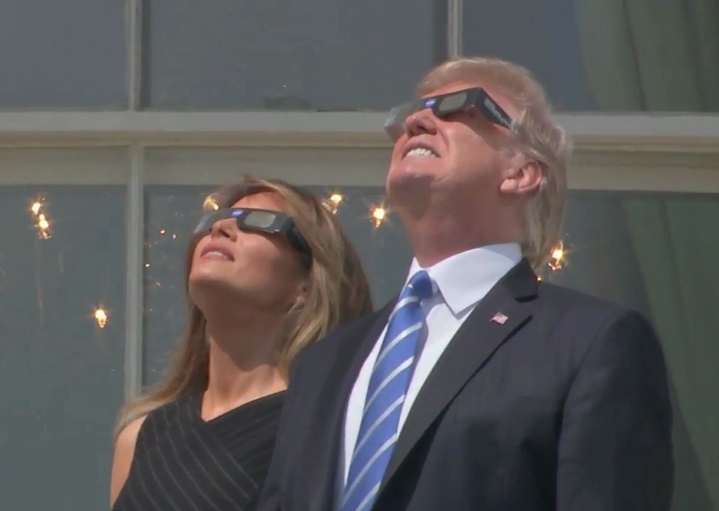 YanniKouts's tweet photo. "Look Melania, our friends, the Aliens, are coming." https://t.co/FxmqLY1I5k