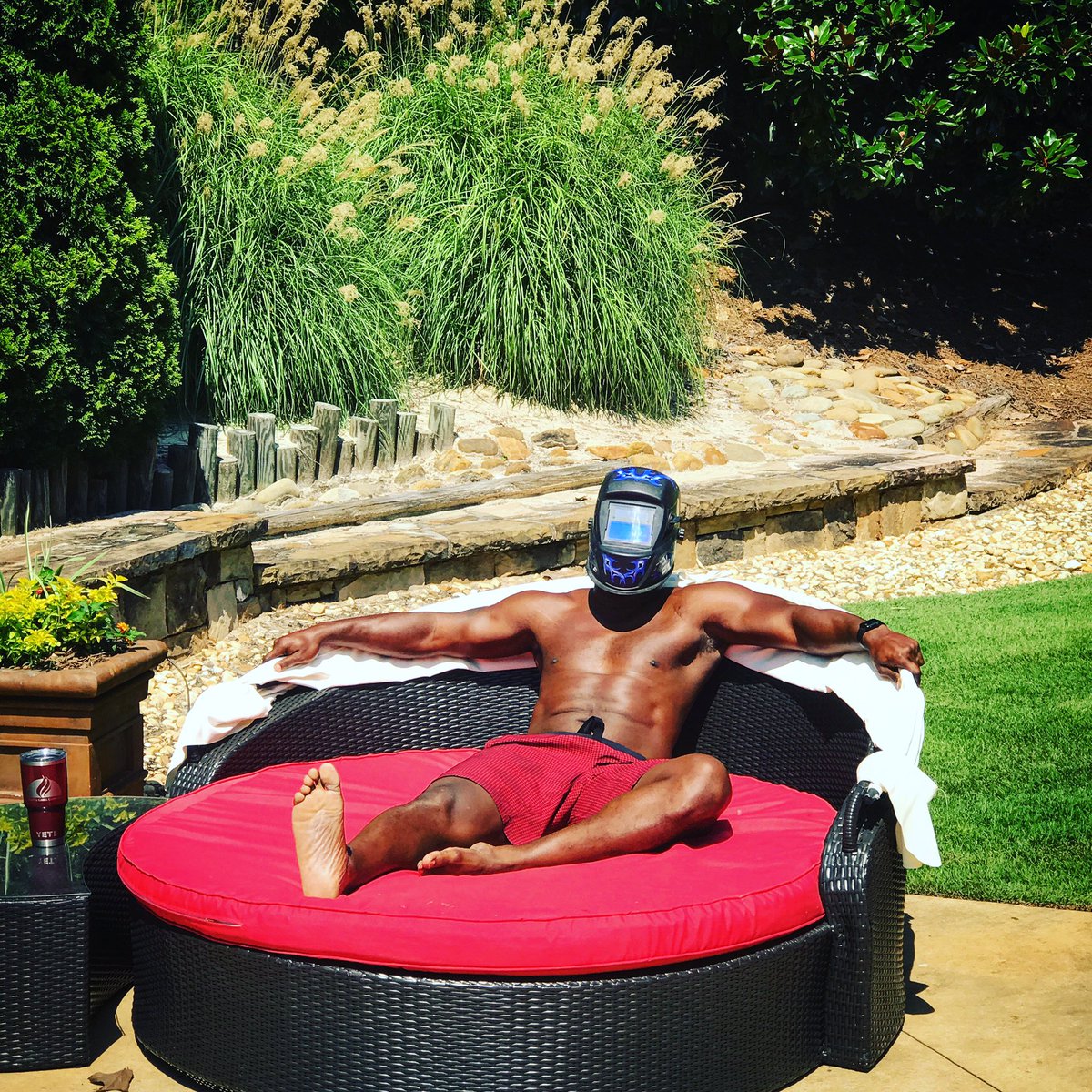 TakeoSpikes51's tweet photo. Sometimes you have to make adjustments when you can't find your Eclipse Sunglasses. #EclipseWatching #Tanning #BucketListCheck #WeldersHat https://t.co/CJIl8KlkIG