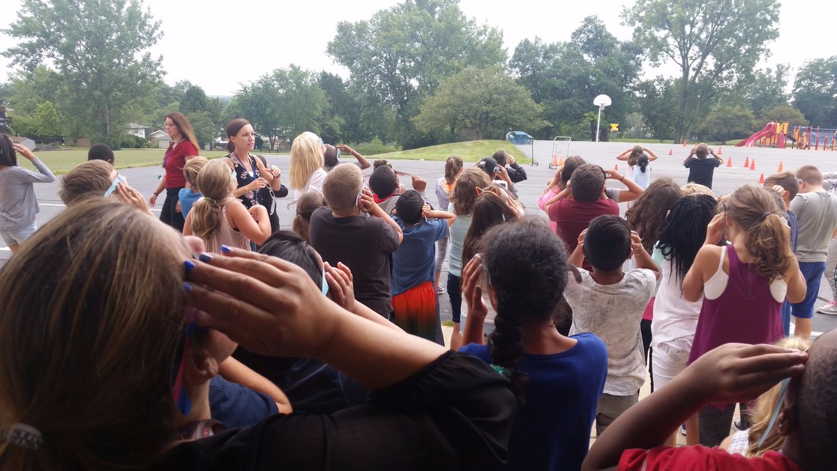 OakRidgeNPD117's tweet photo. RT 5EMustangs "Mustangs looking at #Eclipse2017! #AdlerEclipseWatch #lookup #oakridgemustangs https://t.co/KnyR9ZOszU"