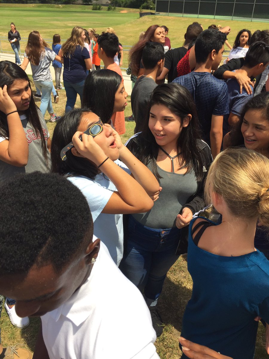 WillisSchools's tweet image. Watching students experience #Eclipse17 is a perfect example of bringing learning to life! #WeAreWillis #Willis1T1P