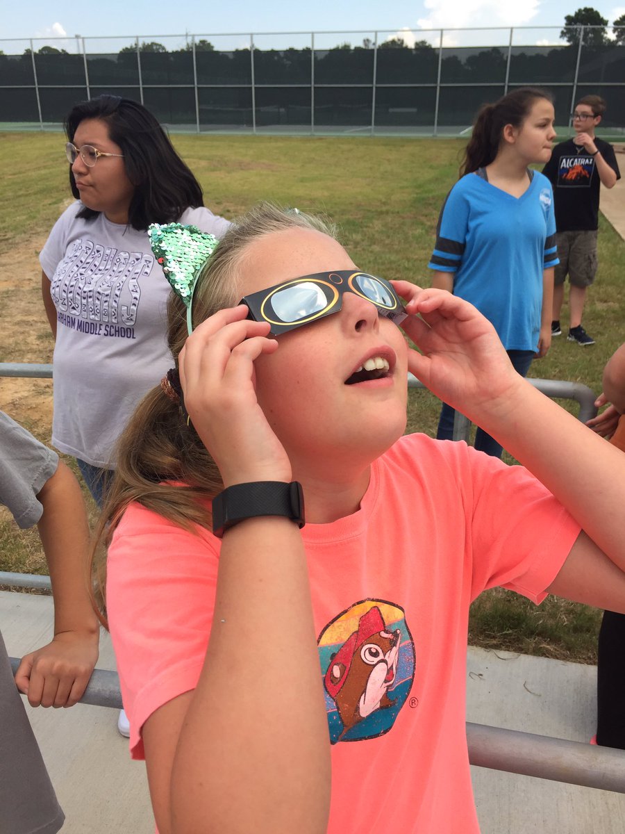 WillisSchools's tweet image. Watching students experience #Eclipse17 is a perfect example of bringing learning to life! #WeAreWillis #Willis1T1P