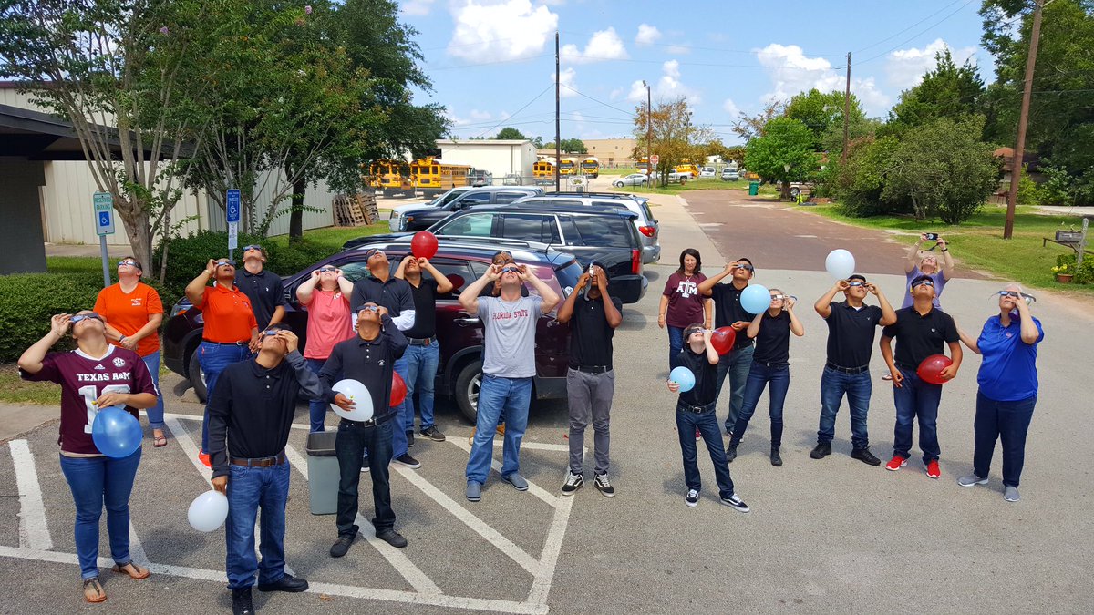 WillisSchools's tweet image. Watching students experience #Eclipse17 is a perfect example of bringing learning to life! #WeAreWillis #Willis1T1P