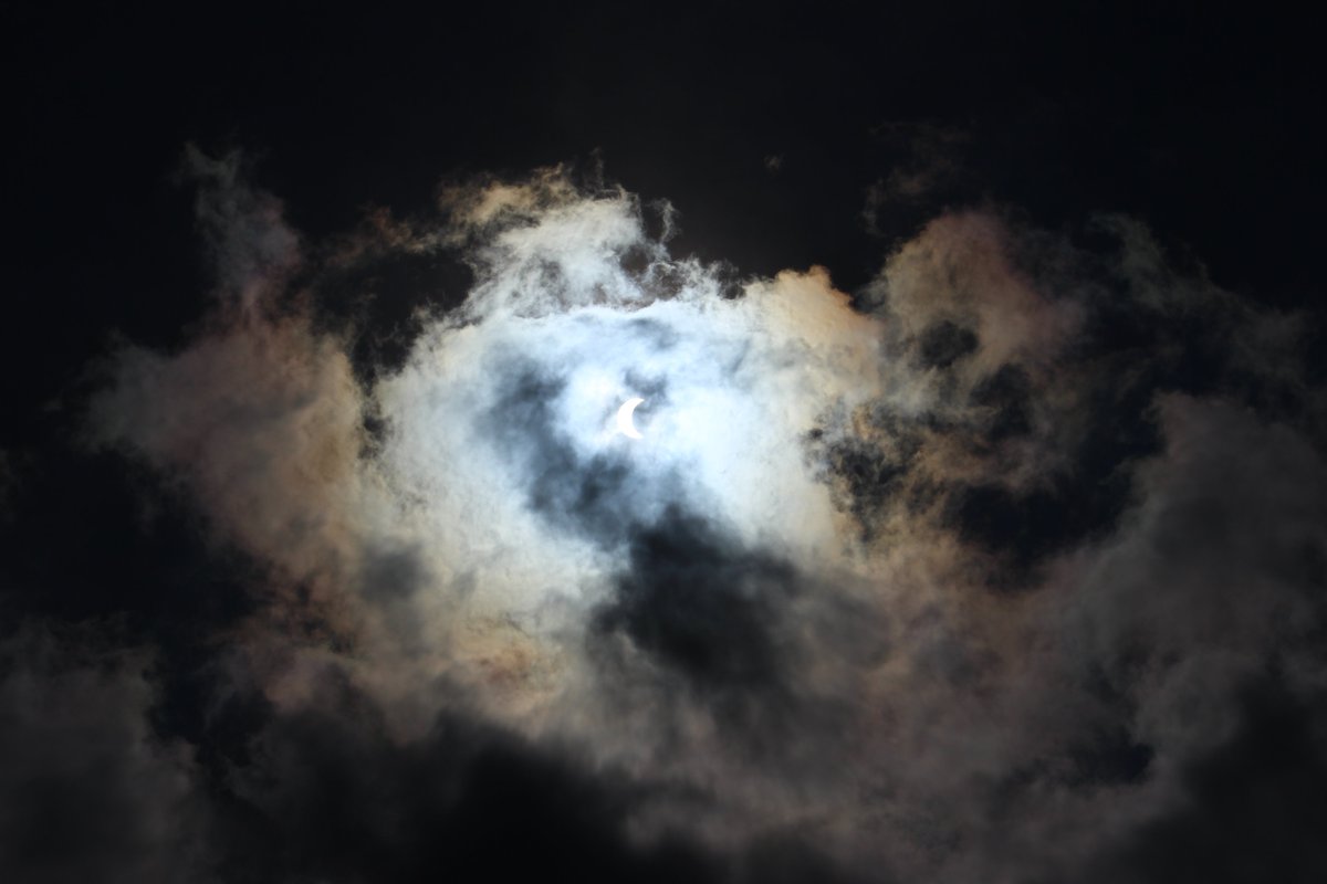 theaintanda's tweet photo. #Eclipse2017 #CloudFilter #Canon https://t.co/GG3TZNvy1c