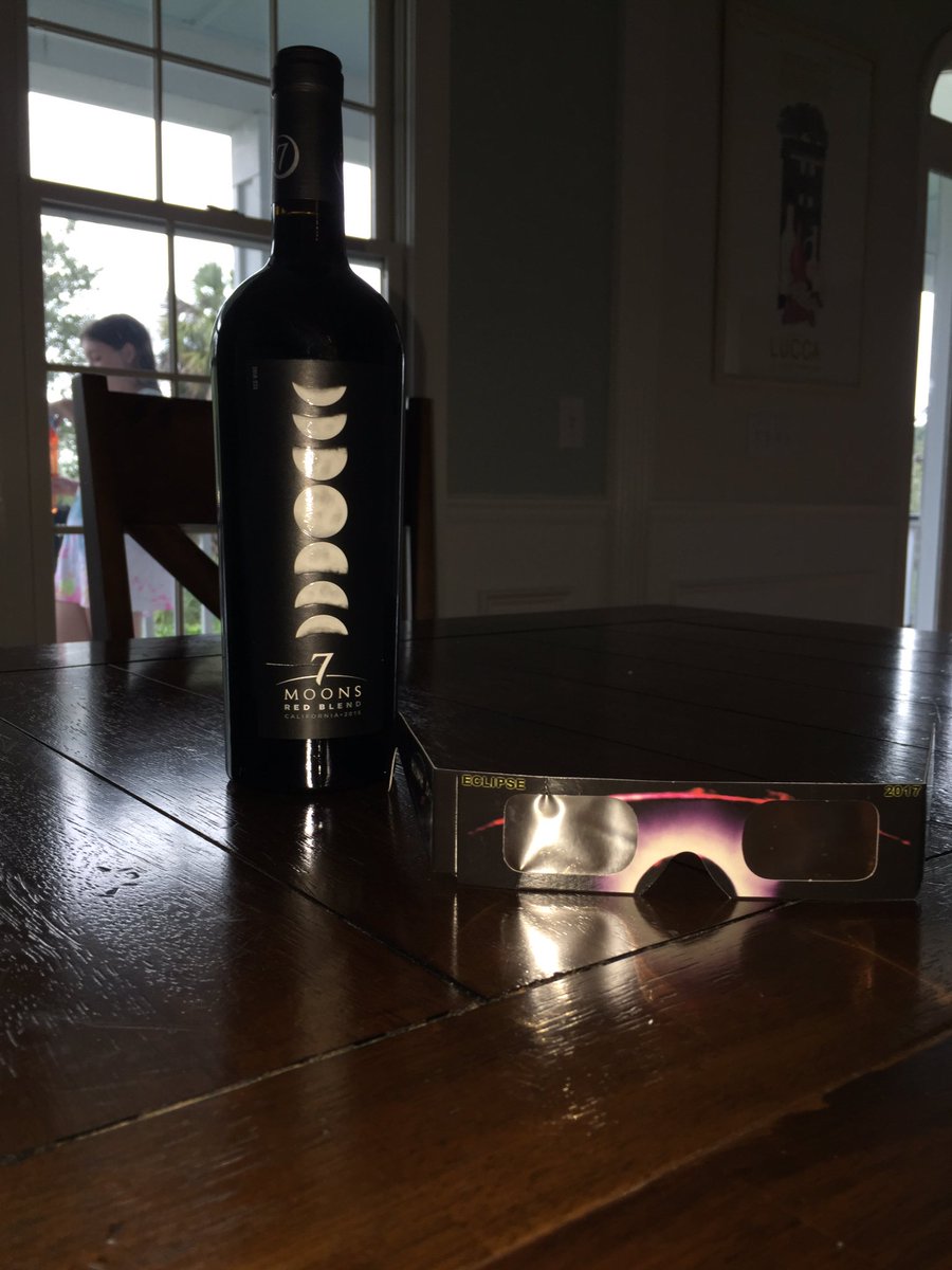 SundMornGrape's tweet photo. #SolarElipse2017 #lowcountry #Charleston #SouthCarolina #7moons #RedWine https://t.co/mVCT4xSPQ4