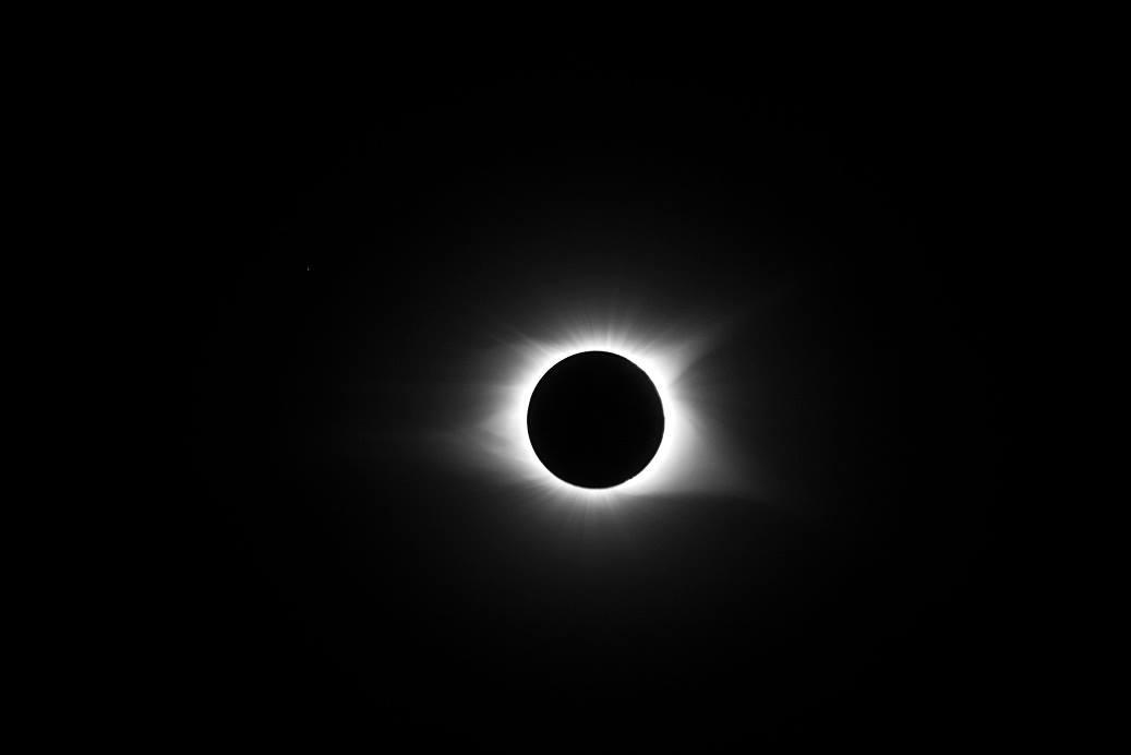 Noeladams's tweet photo. 2nd PIc #Canon60D w/75-300mm f5.6 - ISO 200, 1/30sec on a tripod and remote shutter. #yeahTHATeclipse #yeahthatgreenville #SolarEclipse2017 https://t.co/C3XUkLX225