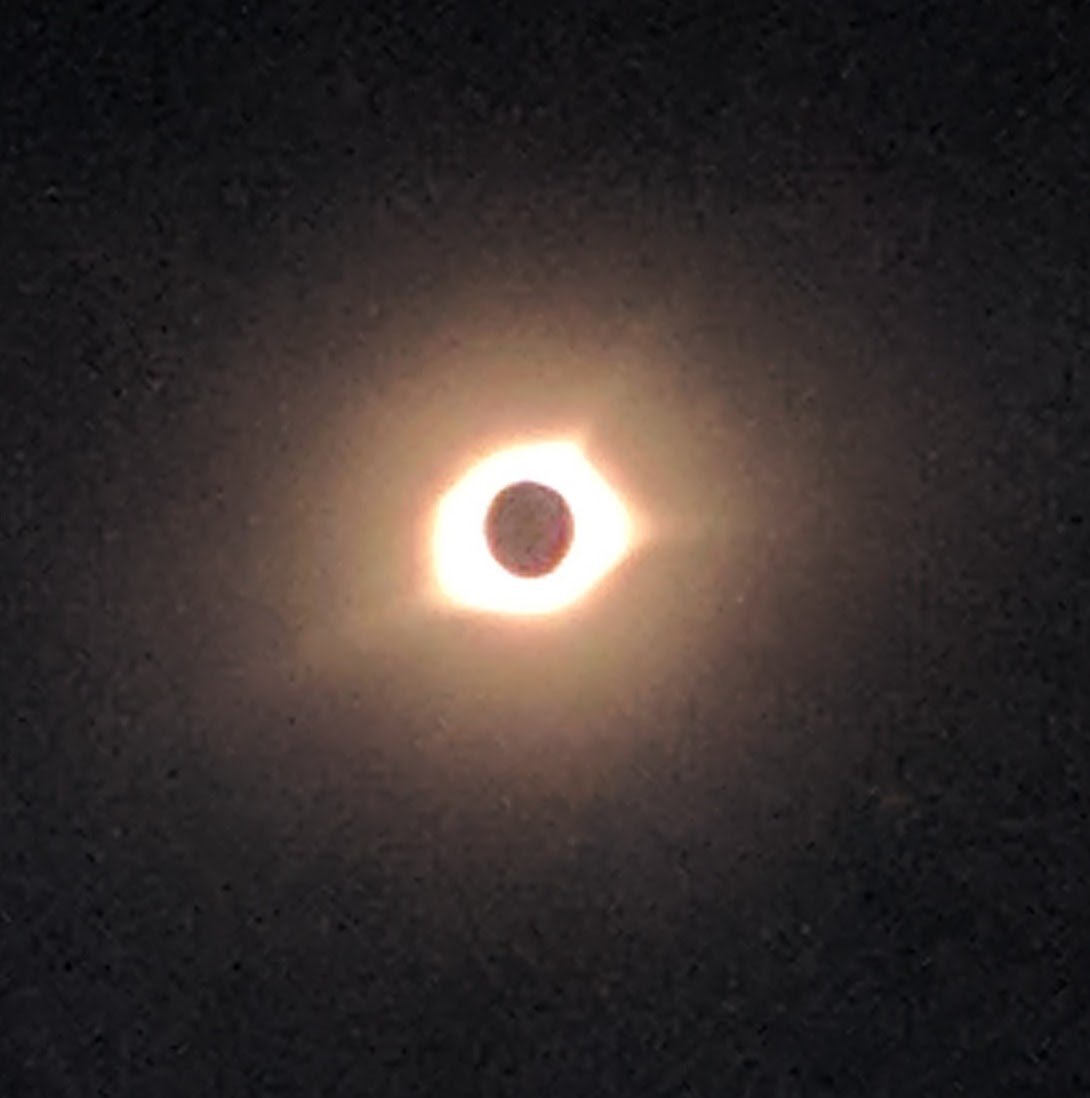 pointful's tweet photo. Unmodified pic via phone during totality in Jefferson City. #Eclipse2017 https://t.co/cQv3jBdjp8
