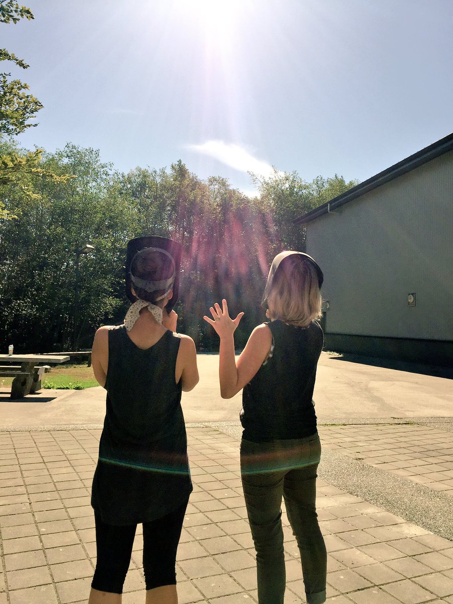 farrant_c's tweet image. Watching the eclipse with @klaw6 today! We didn't go blind thanks to @LearnRich ✌️🌒