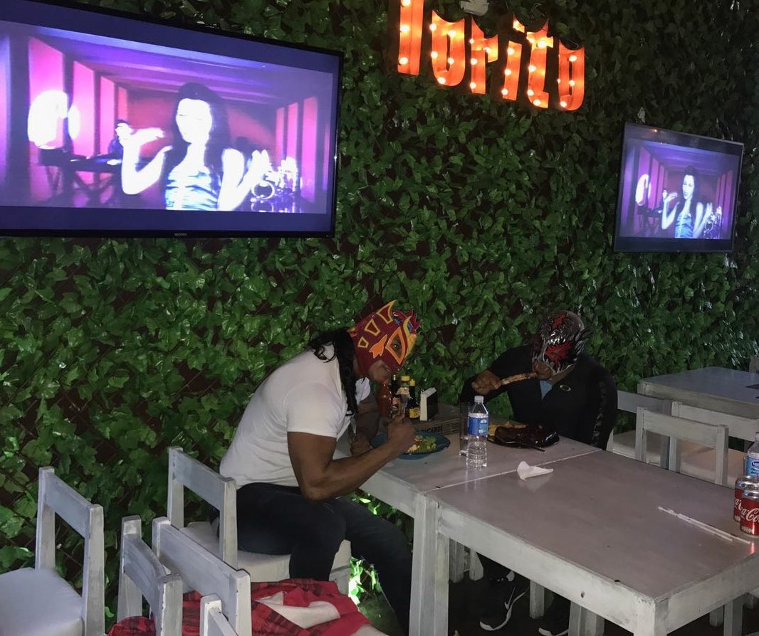 YoSoyDragon's tweet photo. Los revolucionarios 💣🔫 @PolvoraCmll y su servidor consintiendo el paladar antes de nuestro evento en Puebla #ToritoBar 🍷🍸🥗🍲🥘 https://t.co/QehjRmnWWi
