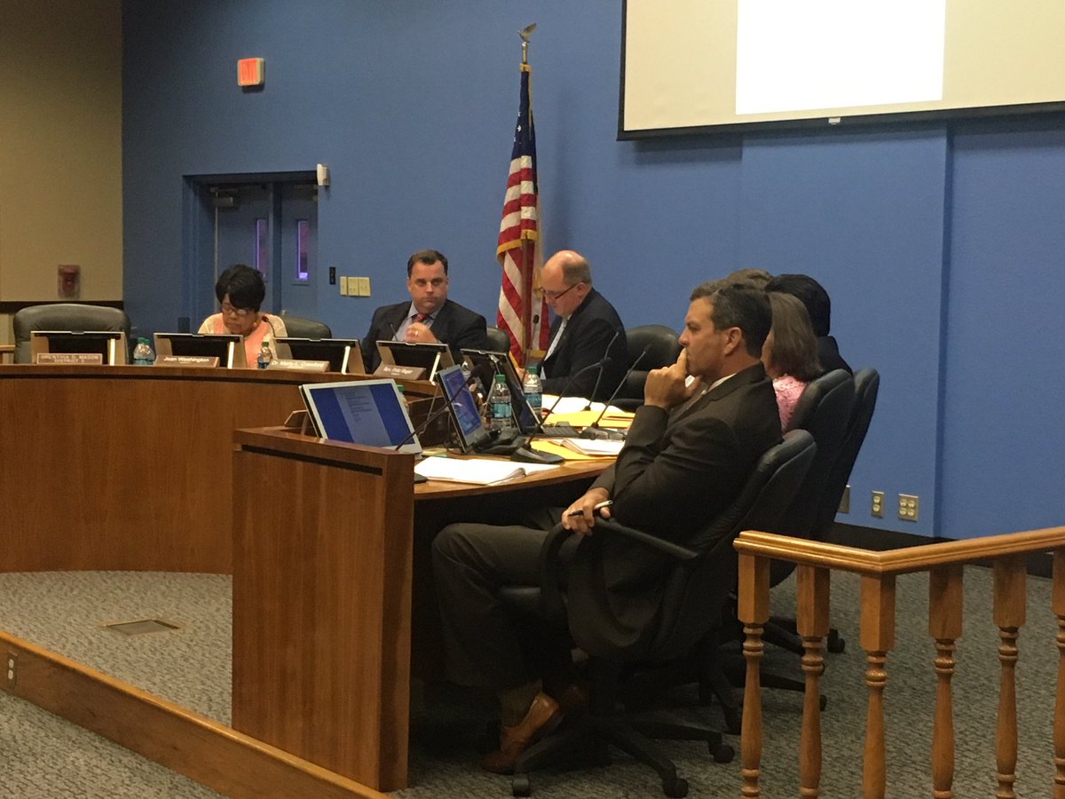 CarolineHicksTV's tweet photo. School board: 34 people have signed up to speak. Limiting speakers to 2 min @KETK #RELnamechange https://t.co/I4riCk7s79