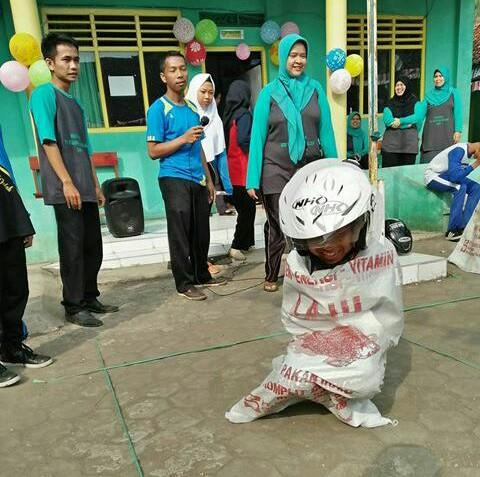 #KibarkanSemangat <a href="/Telkomsel/">Telkomsel</a>  meskipun balap karung mereka tetap semangat dan menaati praturan lalu lintas