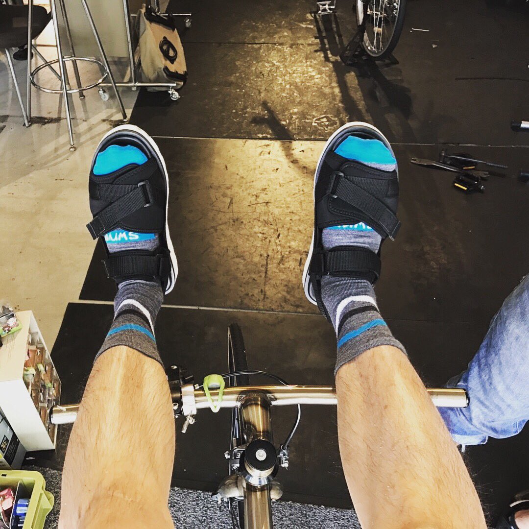 Humhumhug_info's tweet photo. ビンディングサンダル入荷
試し履きして試走もできるよー
#TRODSANDALS
#STOMPLOX
#ビンディングシューズ
#サンダル
#madeinjapan https://t.co/5yFafF2uA7