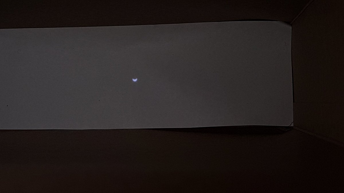 LauraM44's tweet photo. #Eclipse2017 #pinholeviewer https://t.co/2QHSTsuYlr
