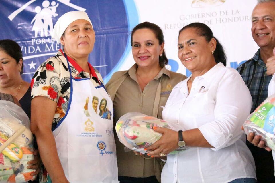 Sedesolhn's tweet photo. Con el fin de convertirse en el sustento económico familiar,el Gobierno del Presidente Hernández reitera el apoyo a las #Microempresarias. https://t.co/hiudUwq6uG