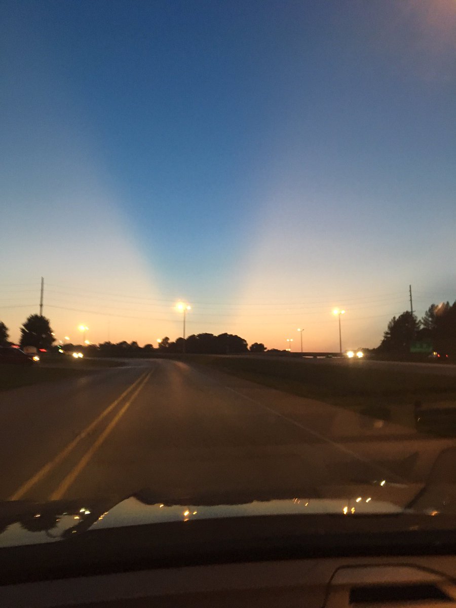 tsr003's tweet photo. Cool sky tonight. Eclipse related? @ryanvaughan https://t.co/CmdwYf5LgI