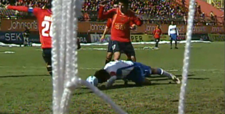 TNTSportsCL's tweet photo. [VIDEO] 🎥 El día en que @MiloMirosevic se jugó la vida y trancó con la cabeza 😲 #LosCruzados @UEoficial https://t.co/C7gbgJOXPj https://t.co/hA7ipd3Zgy