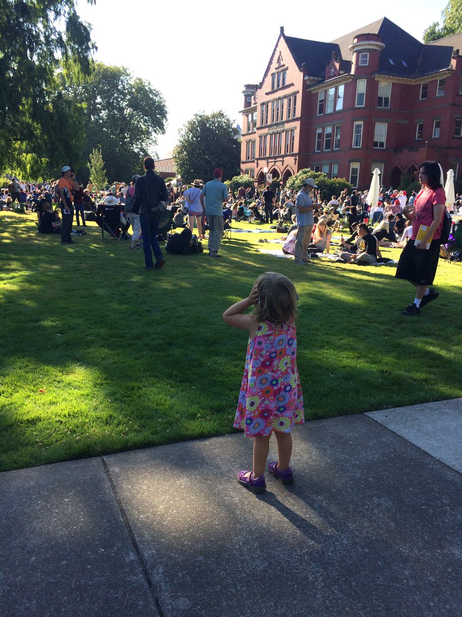 OyVeyLady's tweet image. 3-year-old *wailing* MAMA I CAN&apos;T SEE THE SUN

Me: That&apos;s because you&apos;re standing behind a tree. 

#eclipse17