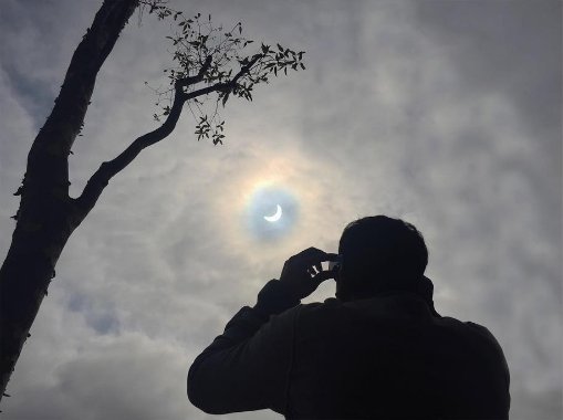 7x7's tweet image. 28 Trippy Shots of the Solar Eclipse From Around the Bay Area 7x7.com/trippy-eclipse… #eclipse17 #Eclipse2017