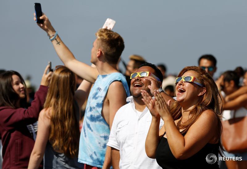 Reuters's tweet photo. Americans cheer as rare total solar #eclipse marches across country https://t.co/OE6uFsbv7i https://t.co/uP2lE4UQlQ