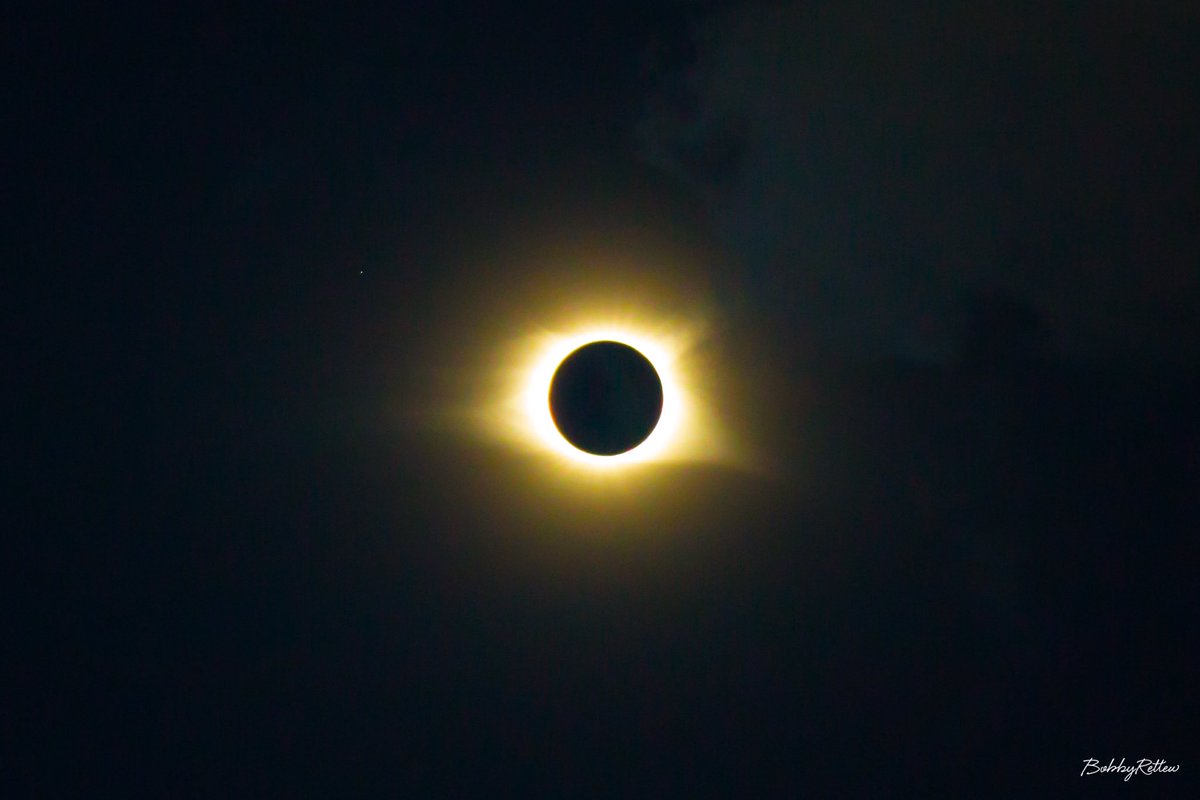 BobbyRettew's tweet photo. Here is the darker version of today's #eclipse2017 in Anderson, SC! #pathtototality #canon #5dmkiii https://t.co/4trxE7jWJ6
