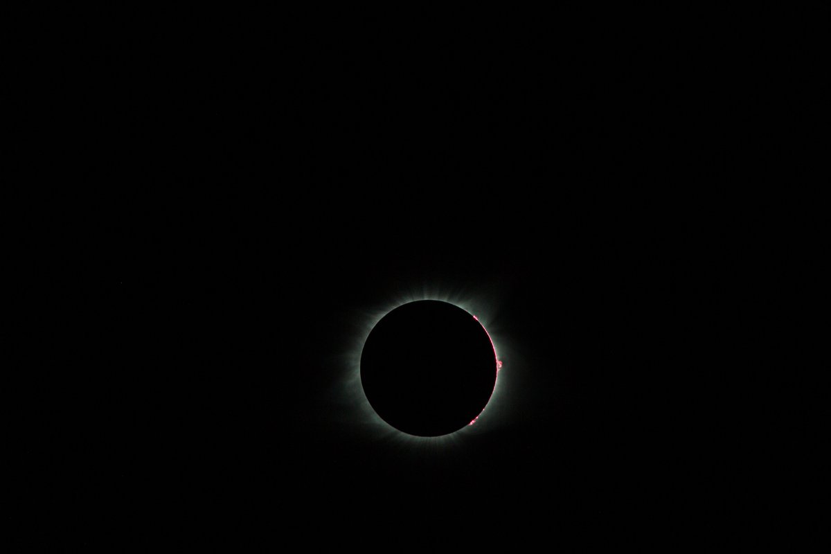 Multifarium's tweet photo. @MakeShaper Here you go everybody at @MakeShaper - From - Gallatin, Tennessee.  One of totality and one of slightly after the "diamond ring" moment. https://t.co/elT4dkyXc0