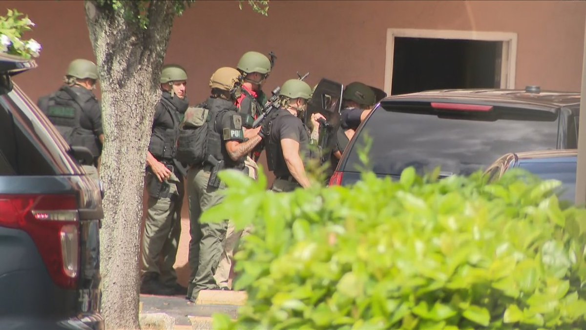 3 in custody after police raid suspected grow house in Hialeah bit.ly/2uZWZIk?utm_me… https://t.co/kEfEvu1R8U